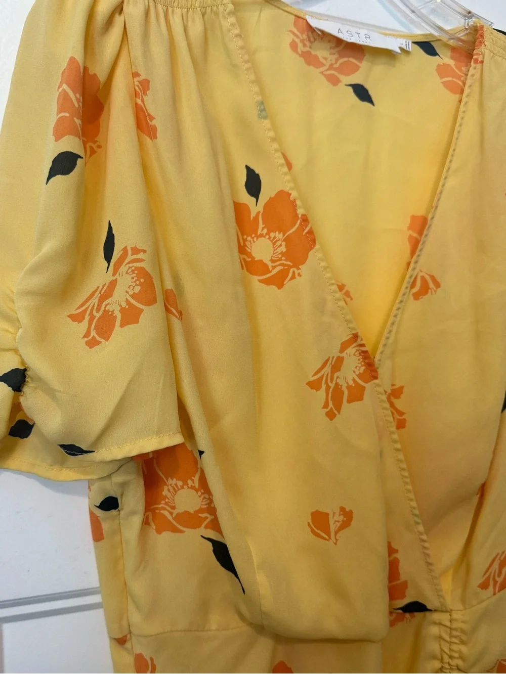 ASTR The Label Yellow Floral Surplice Peplum Blouse Puff Sleeve Top Size L